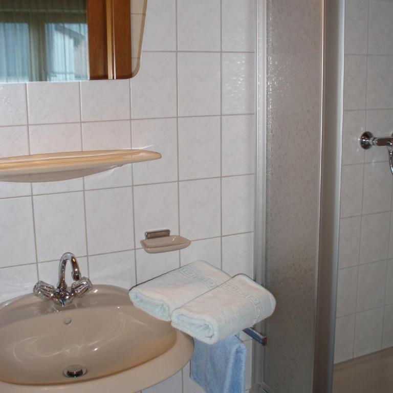 Haus Wiesenblick - Doppel-/Zweibettzimmer mit Balkon - 20