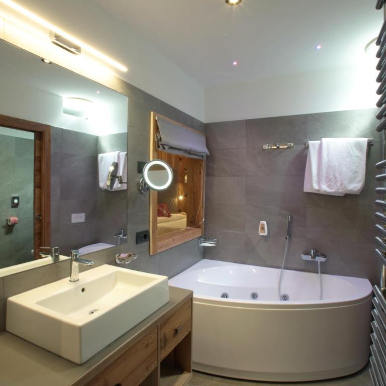 Alexander Hotel Alpine Wellness Dolomites - Familienzimmer mit Badewanne - 2