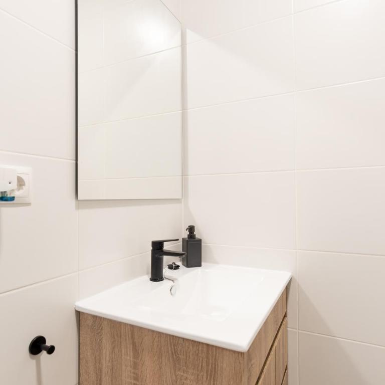 LUMINOSO APARTAMENTO RECIÉN REFORMADO - Three-Bedroom Apartment - 57