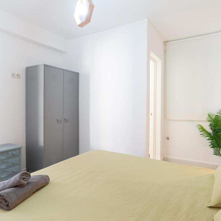 LUMINOSO APARTAMENTO RECIÉN REFORMADO - Three-Bedroom Apartment - 45