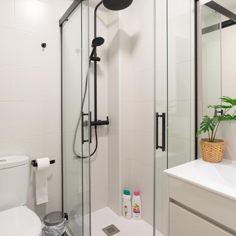 LUMINOSO APARTAMENTO RECIÉN REFORMADO - Three-Bedroom Apartment - 47