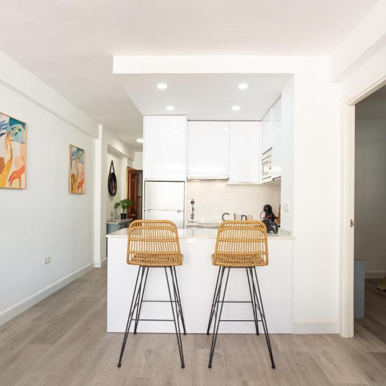 LUMINOSO APARTAMENTO RECIÉN REFORMADO - Three-Bedroom Apartment - 54