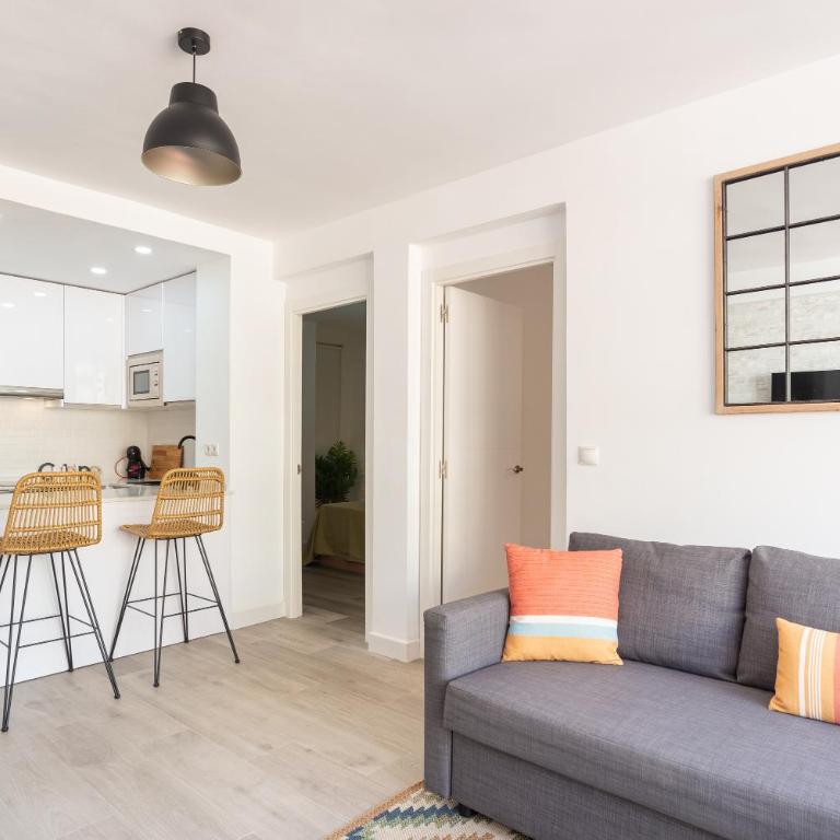LUMINOSO APARTAMENTO RECIÉN REFORMADO - Three-Bedroom Apartment - 67