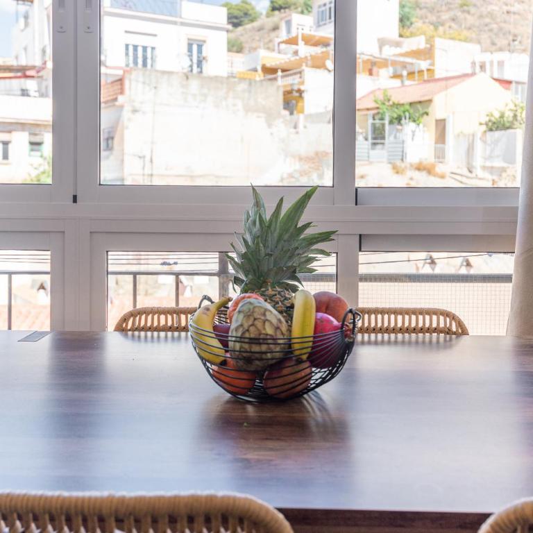 LUMINOSO APARTAMENTO RECIÉN REFORMADO - Three-Bedroom Apartment - 70
