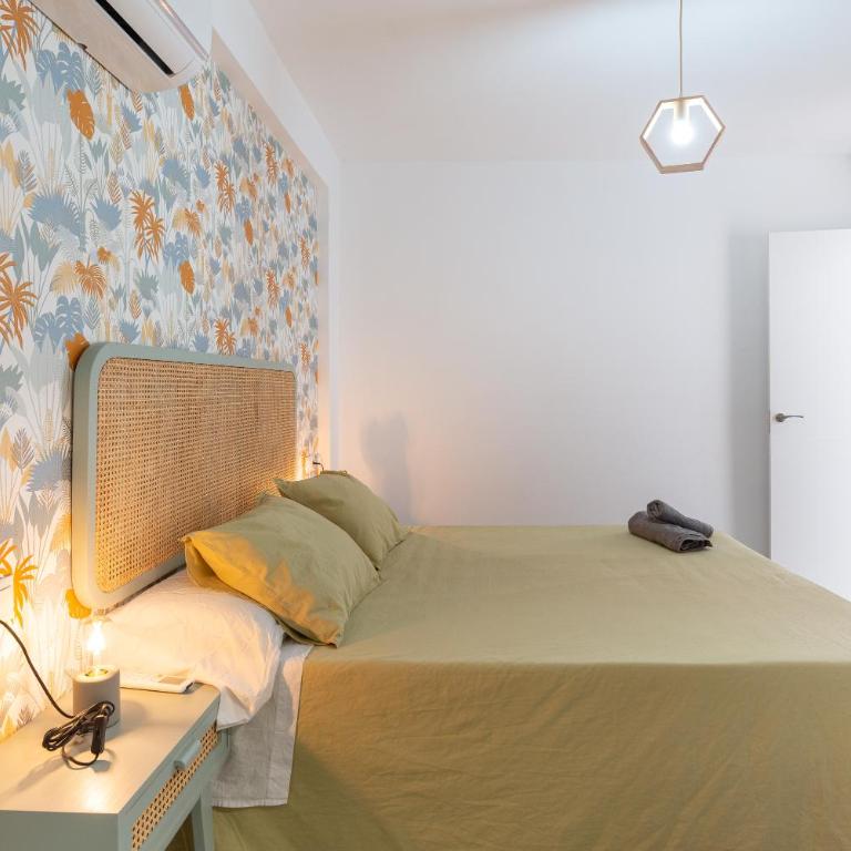 LUMINOSO APARTAMENTO RECIÉN REFORMADO - Three-Bedroom Apartment - 72