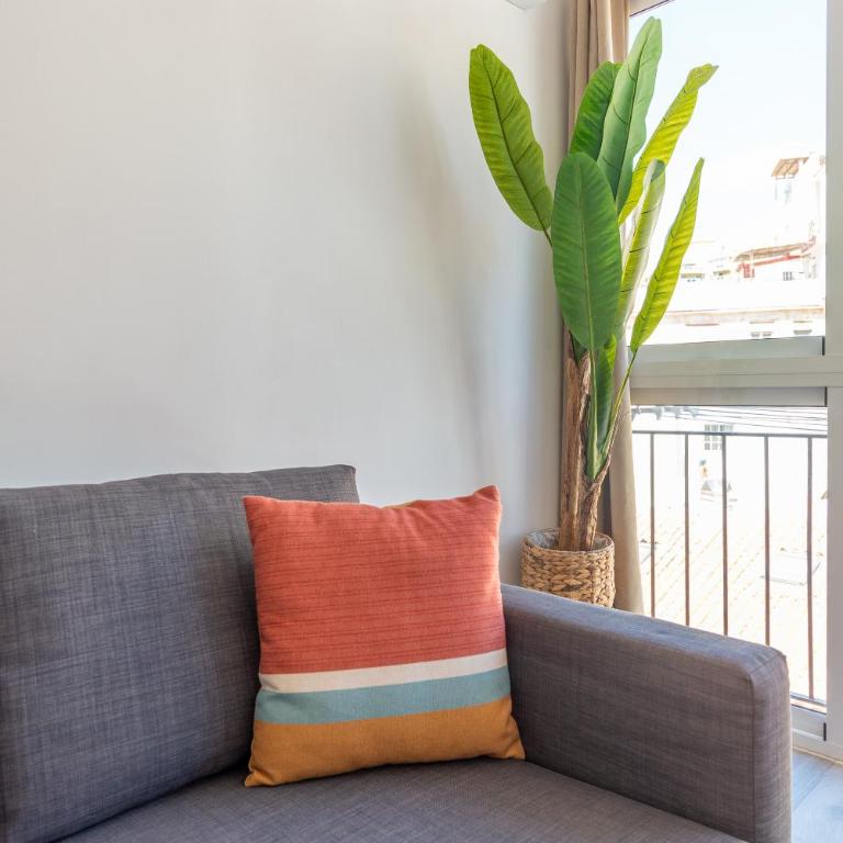 LUMINOSO APARTAMENTO RECIÉN REFORMADO - Three-Bedroom Apartment - 73