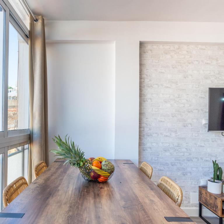 LUMINOSO APARTAMENTO RECIÉN REFORMADO - Three-Bedroom Apartment - 75