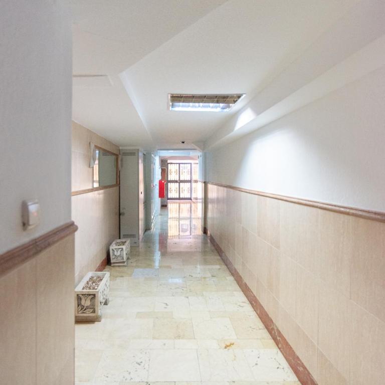 LUMINOSO APARTAMENTO RECIÉN REFORMADO - Three-Bedroom Apartment - 80