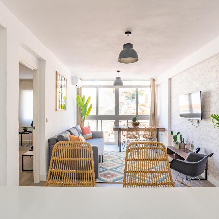 LUMINOSO APARTAMENTO RECIÉN REFORMADO - Three-Bedroom Apartment - 81
