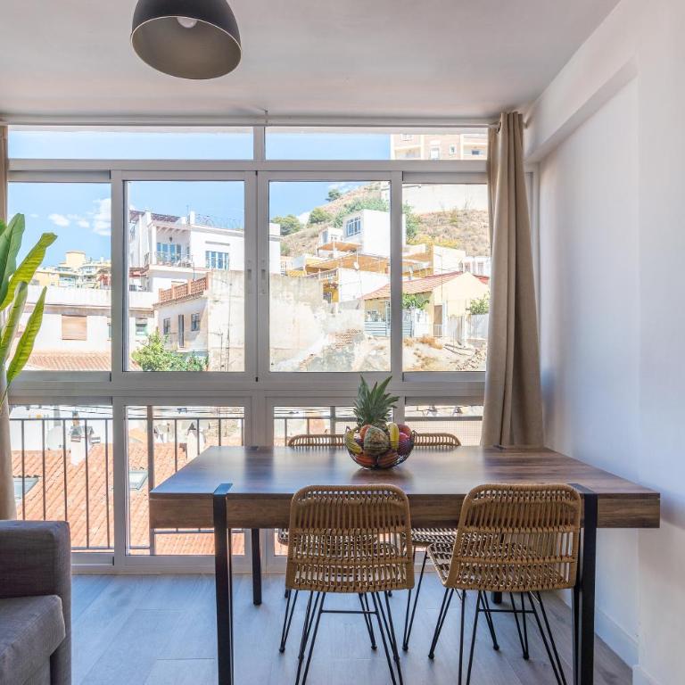 LUMINOSO APARTAMENTO RECIÉN REFORMADO - Three-Bedroom Apartment - 85