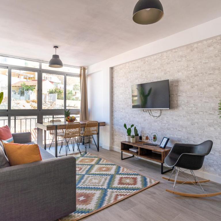 LUMINOSO APARTAMENTO RECIÉN REFORMADO - Three-Bedroom Apartment - 89