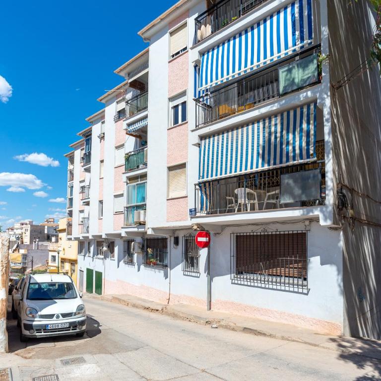 LUMINOSO APARTAMENTO RECIÉN REFORMADO - Three-Bedroom Apartment - 98