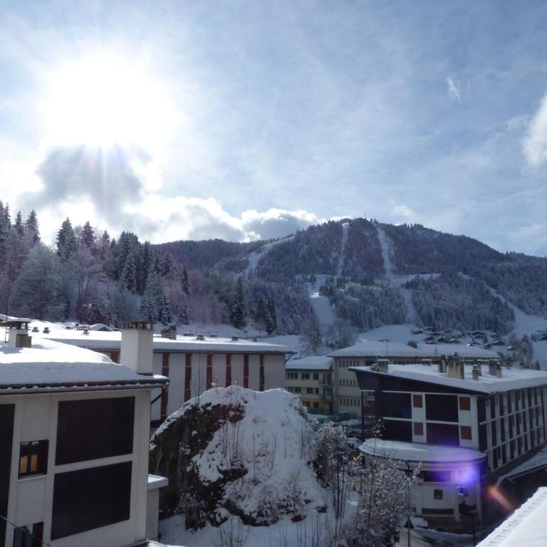 Charmant 4 pièces en centre village, proche pistes - 8 pers, Wifi, parking, balcon, animaux acceptés - FR-1-437-48 - Appartement (8 Adultes) - 2