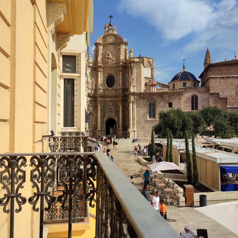 Flats Friends Plaza de la Reina - Twin Room with View - 5