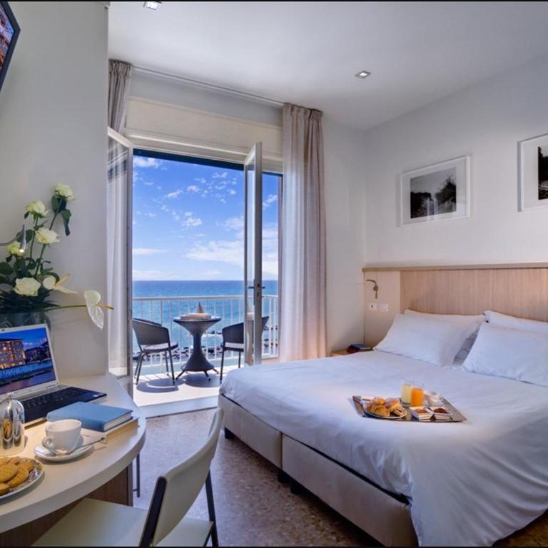 Hotel La Baia - Camera Superior Matrimoniale/Doppia con Letti Singoli con Vista Mare - 1