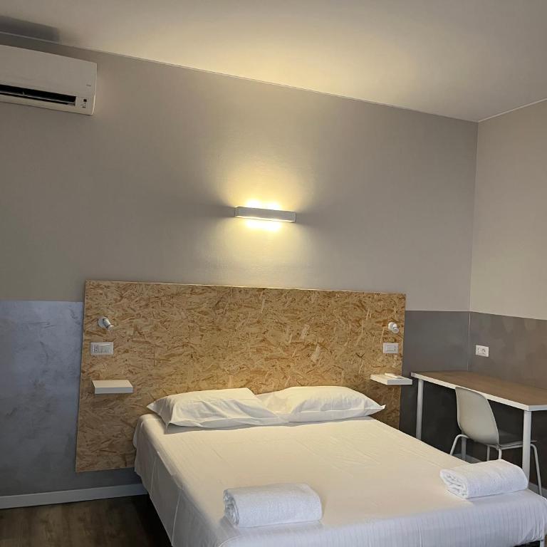 Bergamo Automatic Rooms Self check-in - Camera Matrimoniale con Bagno in Comune - 4