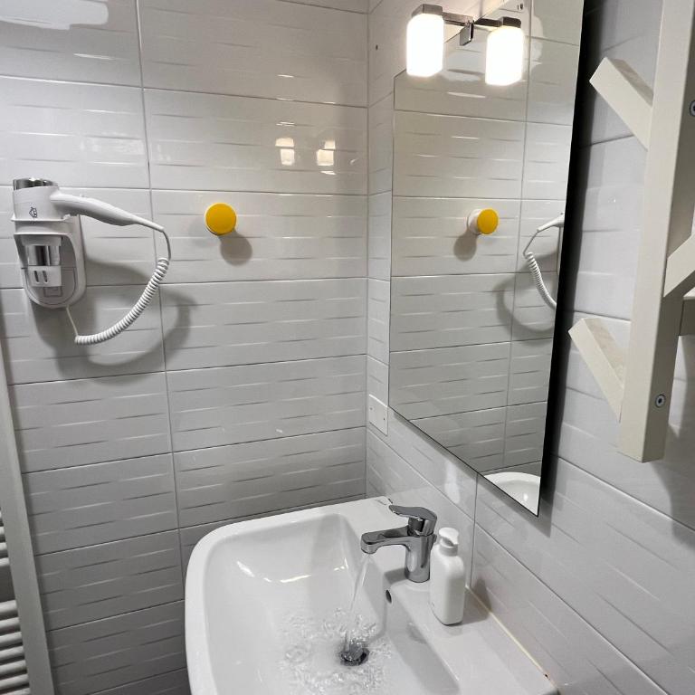 Bergamo Automatic Rooms Self check-in - Camera Matrimoniale con Bagno in Comune - 7