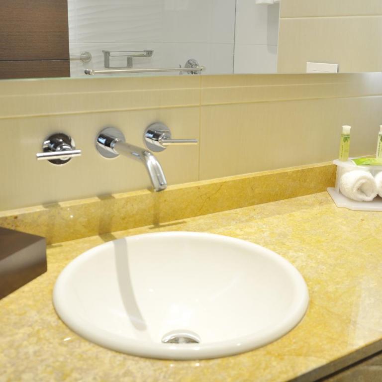 Holiday Inn Express & Suites Bogota Zona G By IHG - Standard Queen Room - 5