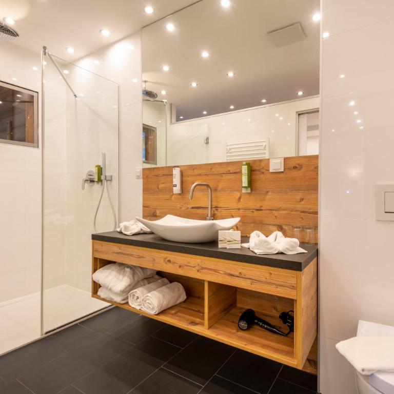 Promenaden-Strandhotel Marolt - Deluxe Suite mit Whirlpool-Badewanne - 5
