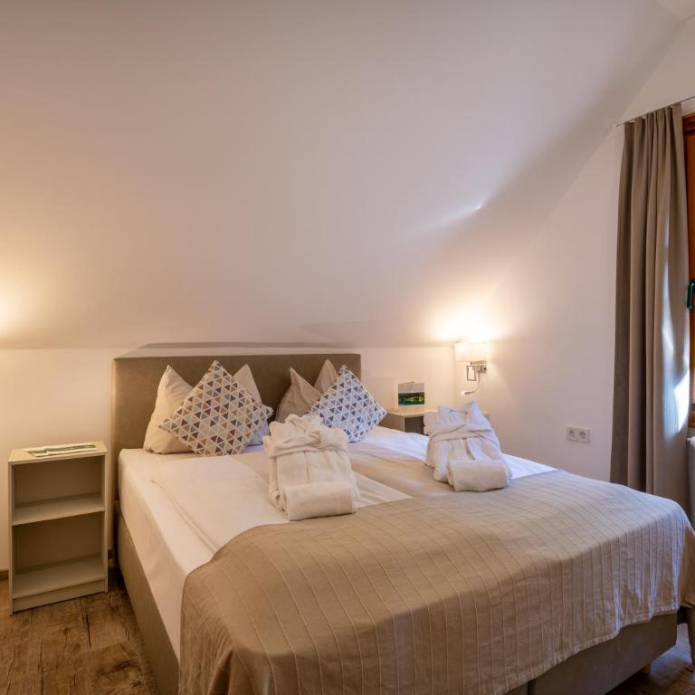 Hotelresort Klopeinersee - Suite mit Queensize-Bett und Whirlpool - 2