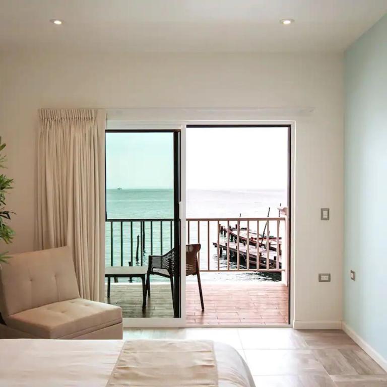Bartolome Oceanfront Suites - Deluxe Double Room with Balcony - 4