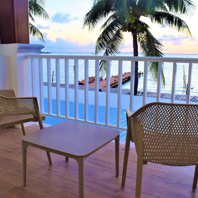 Bartolome Oceanfront Suites - Deluxe Double Room with Balcony - 5