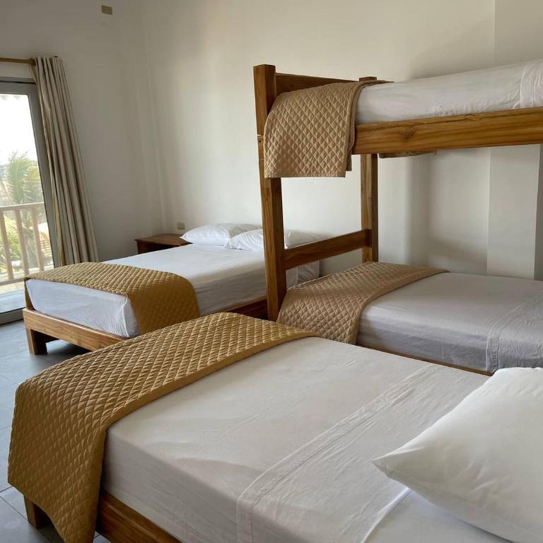 Samana Hostal, Puerto Engabao - Family Room with Balcony - 4