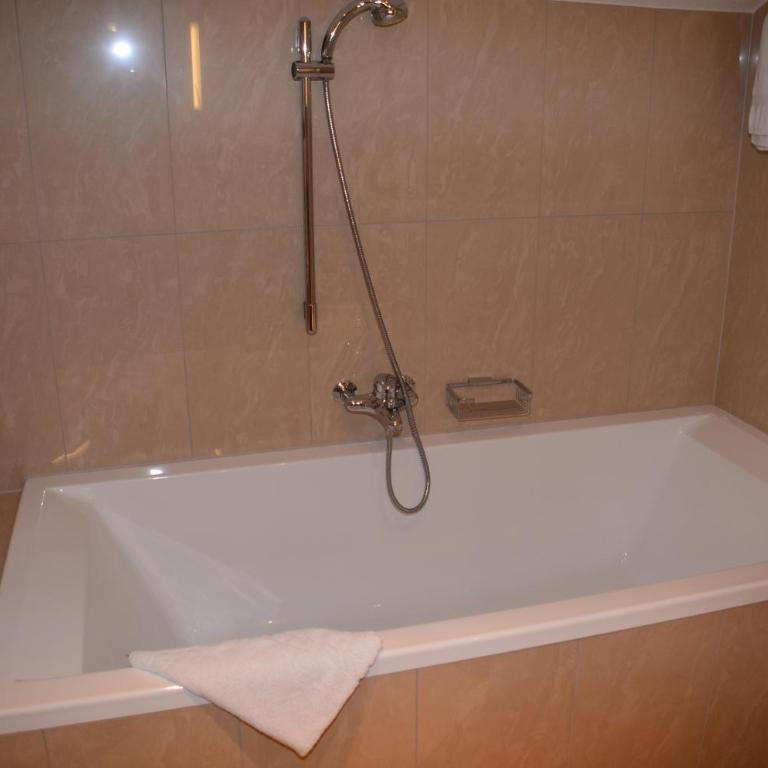Hotel Belmont - Suite Hahnen mit Balkon - 1