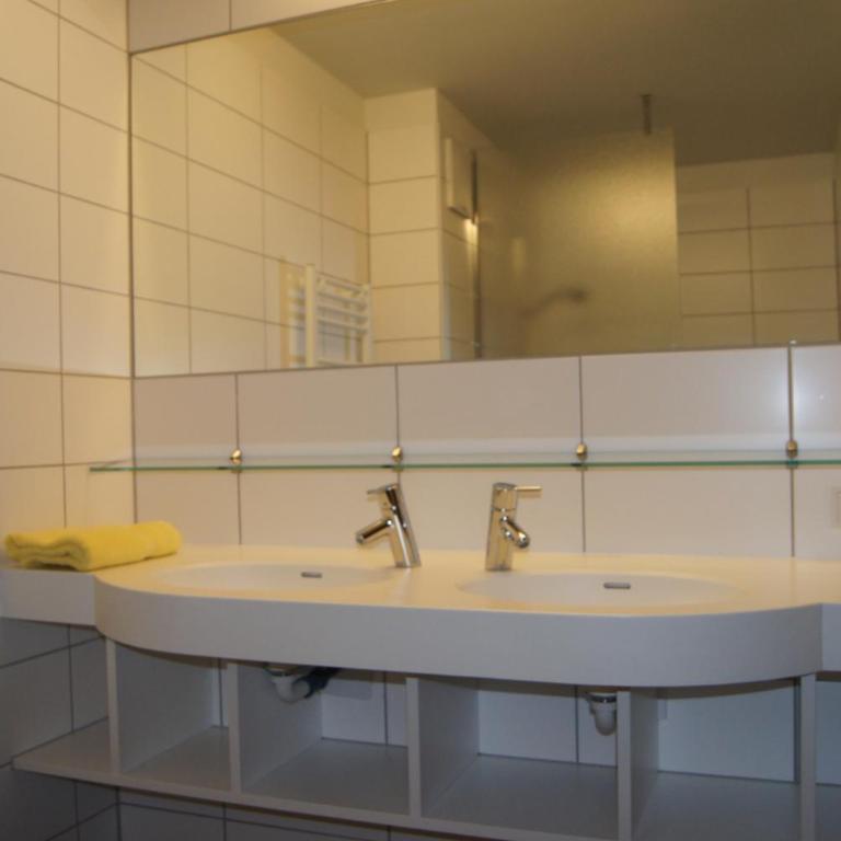 Hostel-Jugendherberge St. Johann im Pongau - Dreibettzimmer mit Gemeinschaftsbad - 2