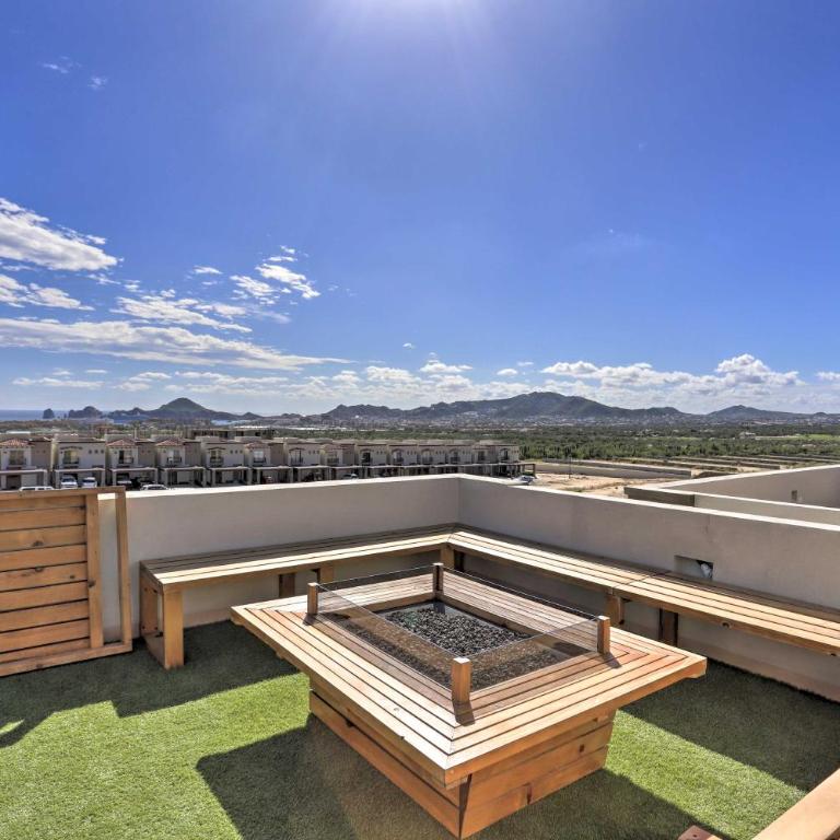 Luxe Cabo Casa w/ Own Rooftop Patio + Pool Access! - Casa - 24