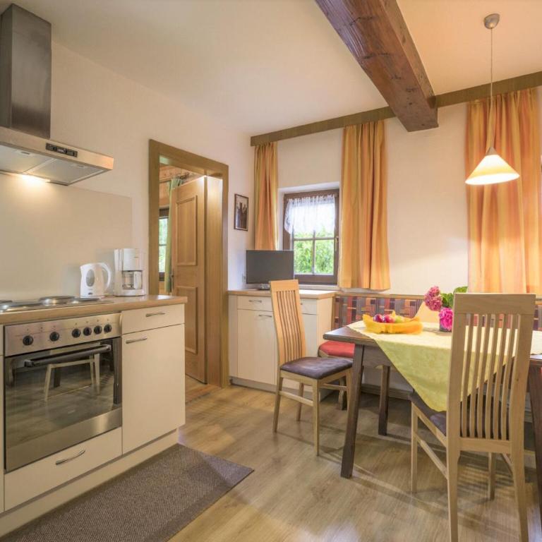 Apartment in Fügen near Hochzillertal Skiing - Apartment mit 2 Schlafzimmern - 2