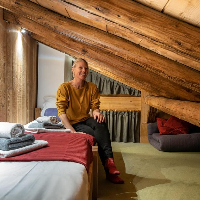 Chalet Tissières - Chambre Double Mansardée avec Plafond Bas et Salle de Bains Commune - 2