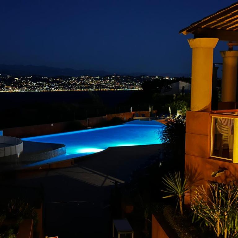 Vue mer et sur la baie de Cannes piscine 450m2 randonnée VTT au pied de l Esterel Manet - Appartement 1 Chambre - 4