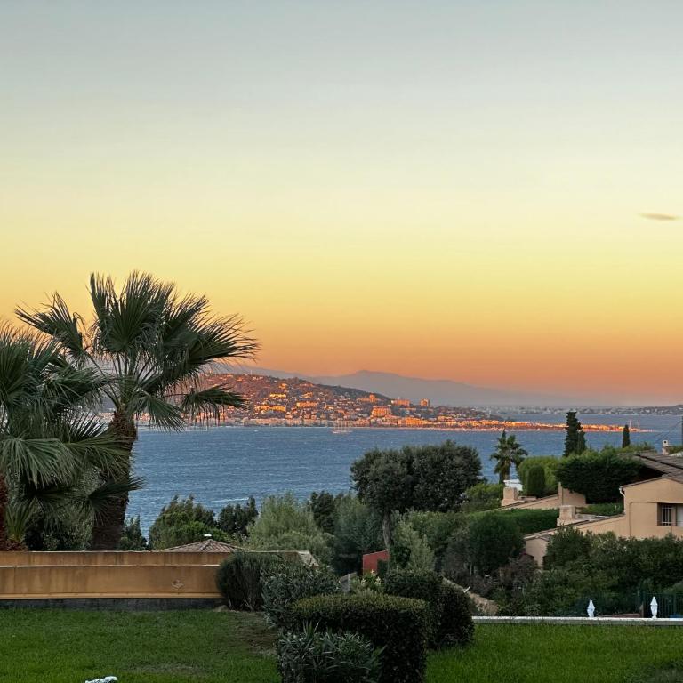 Vue mer et sur la baie de Cannes piscine 450m2 randonnée VTT au pied de l Esterel Manet - Appartement 1 Chambre - 13