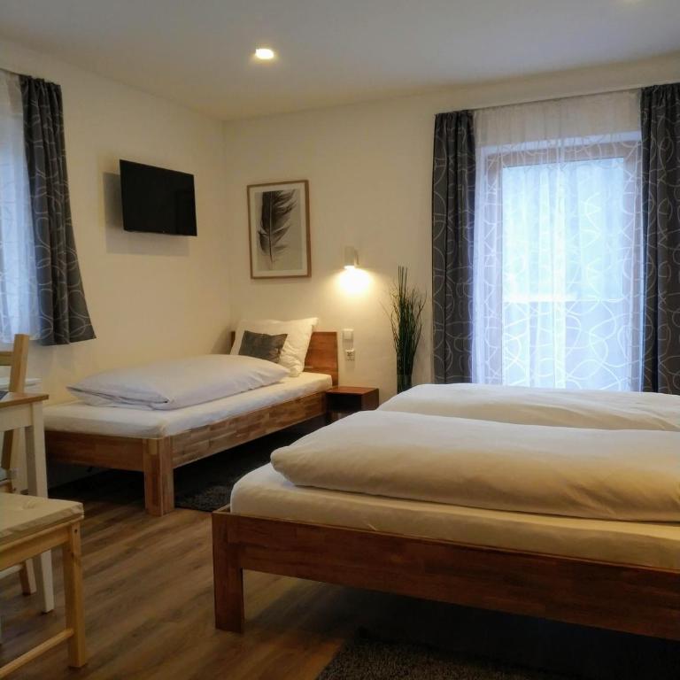 Gästehaus Moser - Dreibettzimmer mit eigenem Bad - 2