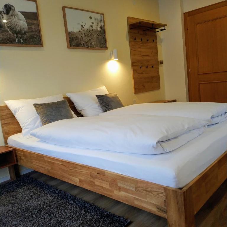 Gästehaus Moser - Dreibettzimmer mit eigenem Bad - 1
