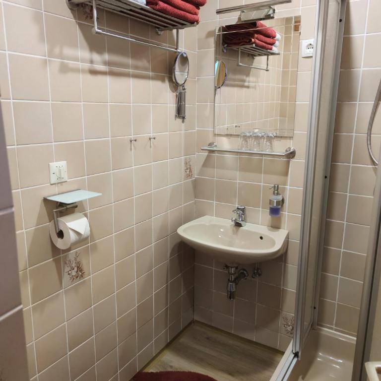 Gästehaus Moser - Dreibettzimmer mit eigenem Bad - 6