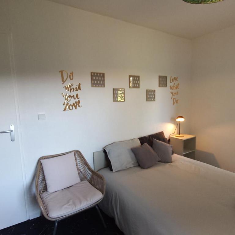 Adorable studio avec entrée indépendante - Chambre Double avec Salle de Bains Privative - 2