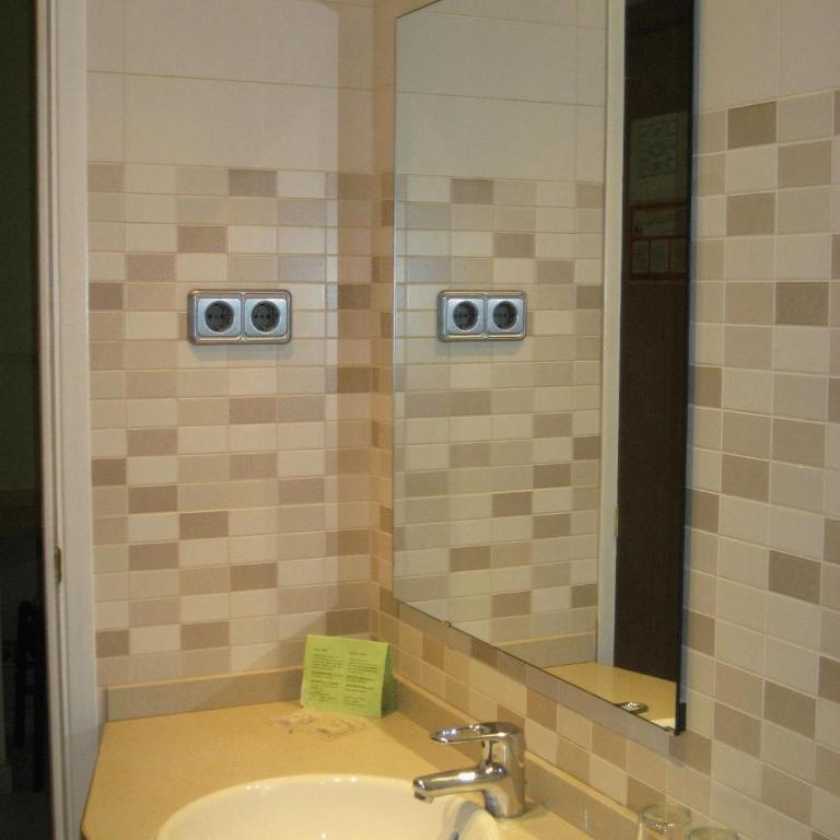 Hostal Nuevo Colon - Triple Room with Bathroom - 5
