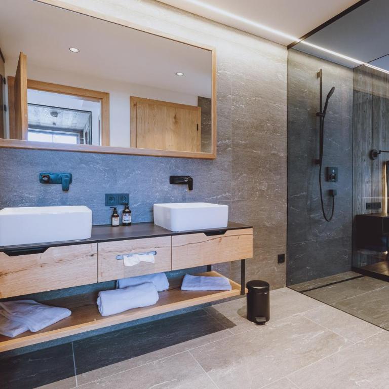 ZAGLGUT Premium Hotel & Chalets, Zell am See-Kaprun - Wellness & Infinity Pool, Air Conditioning, Panoramic Views & Summer Card Included - Superior Panorama Suite mit Sauna und Badewanne - 4