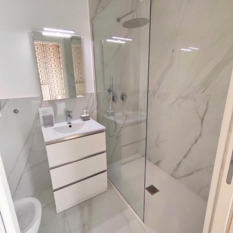 Flavi Home B&B - Deluxe Single Room with Balcony - 8