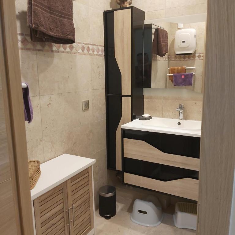 "La Colombe sous les Oliviers" Gîte jusqu'à 4 personnes - 75m2 - Sur Boooking - Rez de jardin Piscine Vue mer et lac - Casa Vacanze - 8