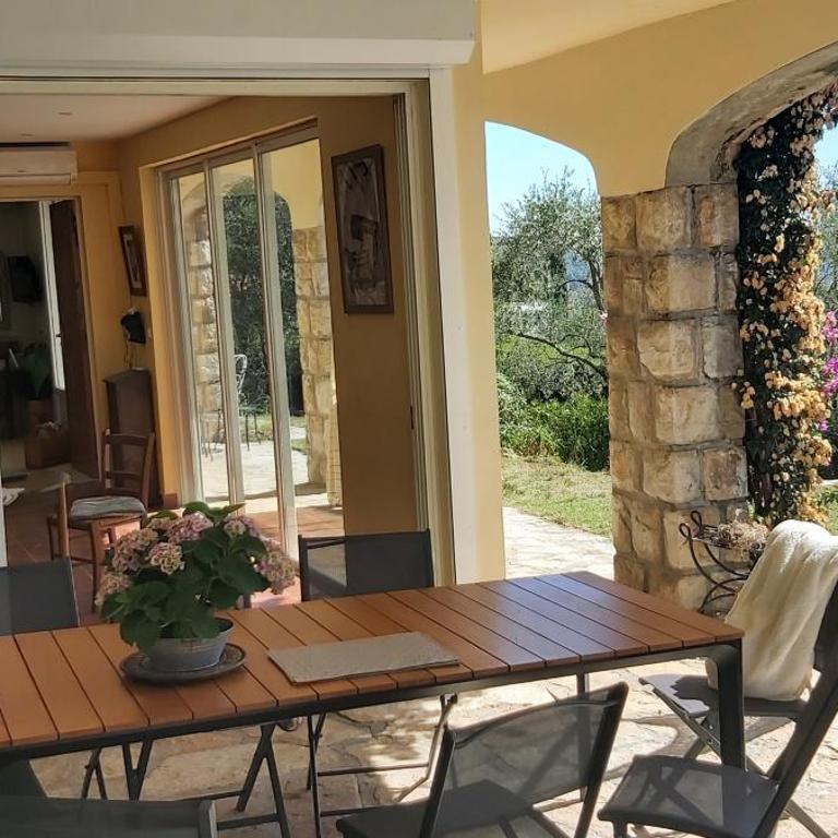 "La Colombe sous les Oliviers" Gîte jusqu'à 4 personnes - 75m2 - Sur Boooking - Rez de jardin Piscine Vue mer et lac - Casa Vacanze - 23