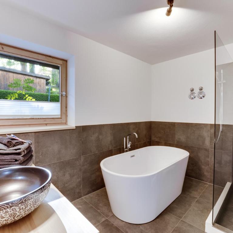 Luxus Ferienwohnung mit Badewanne, Kamin und Bergblick - Apartment mit 1 Schlafzimmer - 2