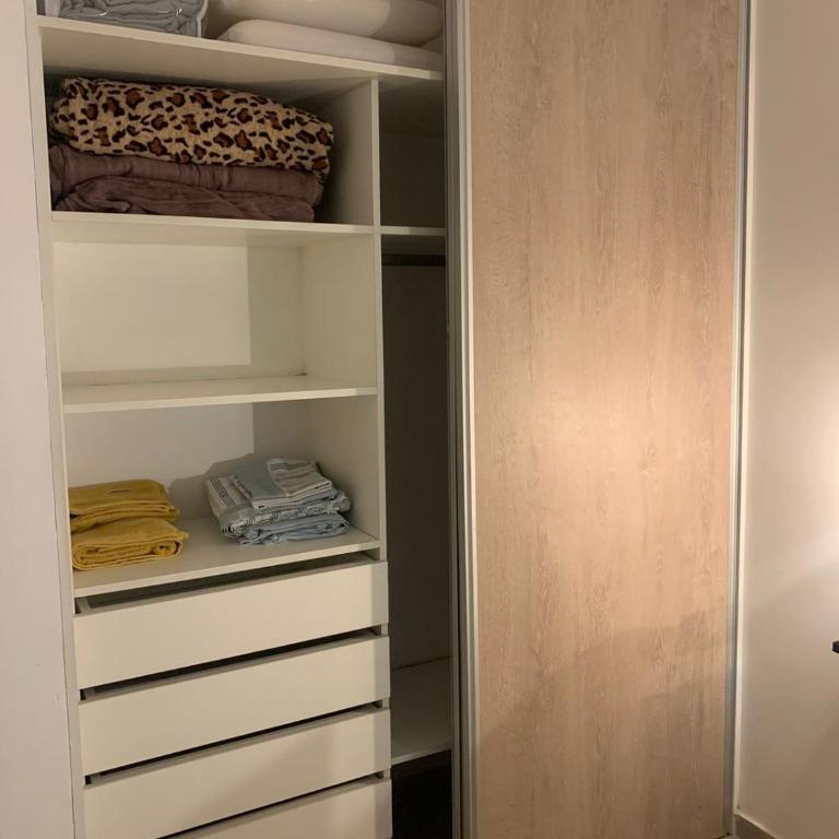 Pellegrini Apartments Mendoza !! Estupendos Departamentos con Cochera Privada cercanos a Parque Gral San Martin - Apartamento de 1 dormitorio con balcón y vistas a la montaña - 4