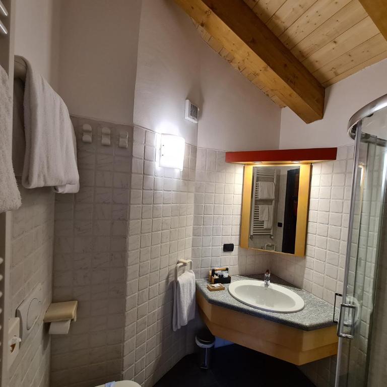 Hotel Aigle - Camera Tripla Superior - 4