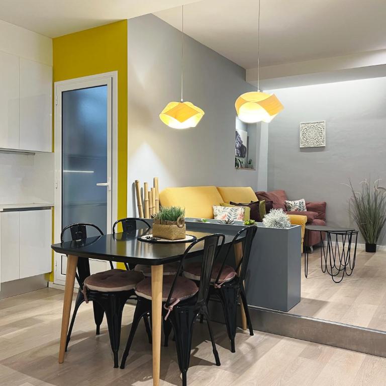 Stay U-nique Apartments Sants - Three-Bedroom Apartment - 1