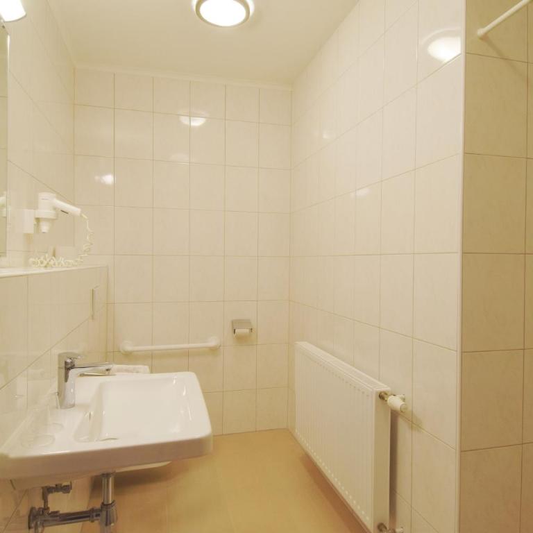 Der Trattner - Hotel Trattnerhof & Hotel Schöcklblick - Familienzimmer mit Bergblick - Nebengebäude - 7