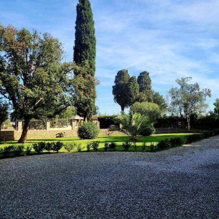 LA VILLA APARTMENTS - Convenient for Sardinia and Corsica - 4 beds - Private Parking included with Camera - Apartment with Garden View - 15