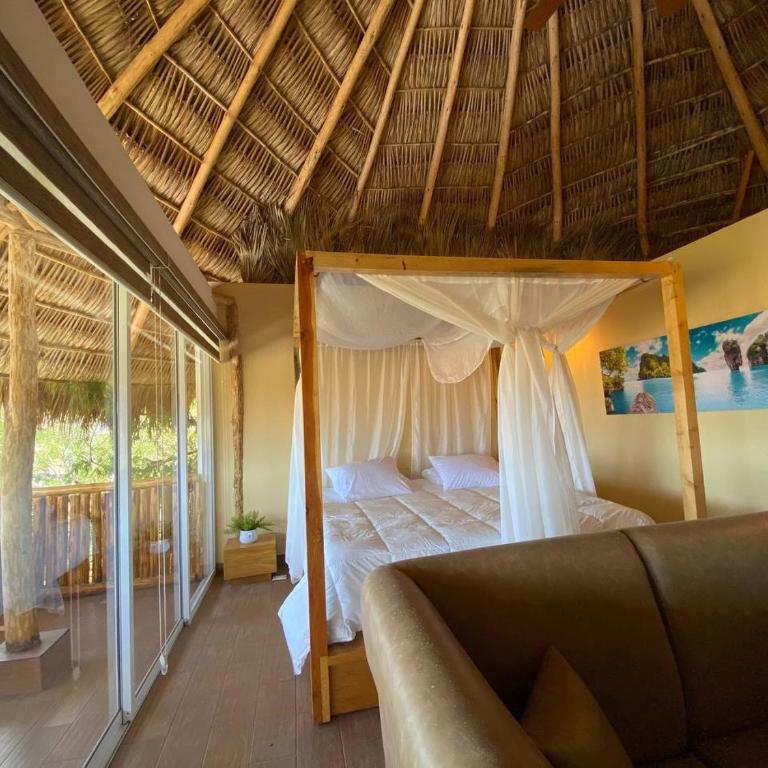 Palm Valley Cabins - Family Room with Balcony - 8